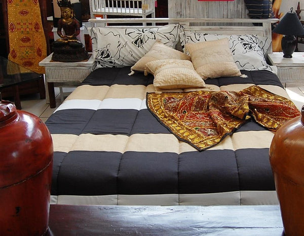Letto Matrimoniale country in legno massello di Olmo con doghe in legno e comodini appesi - lapagoda.net