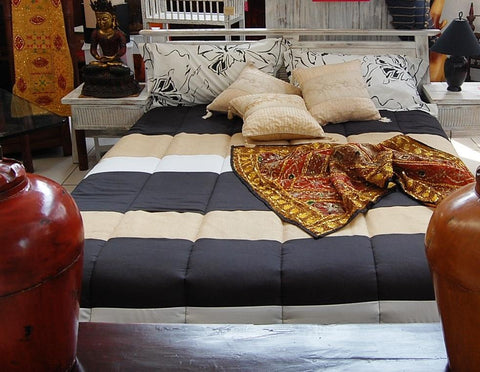 Letto Matrimoniale country in legno massello di Olmo con doghe in legno e comodini appesi - lapagoda.net