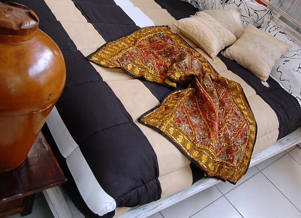 Letto Matrimoniale country in legno massello di Olmo con doghe in legno e comodini appesi - lapagoda.net