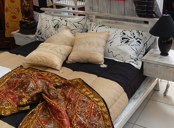 Letto Matrimoniale country in legno massello di Olmo con doghe in legno e comodini appesi - lapagoda.net