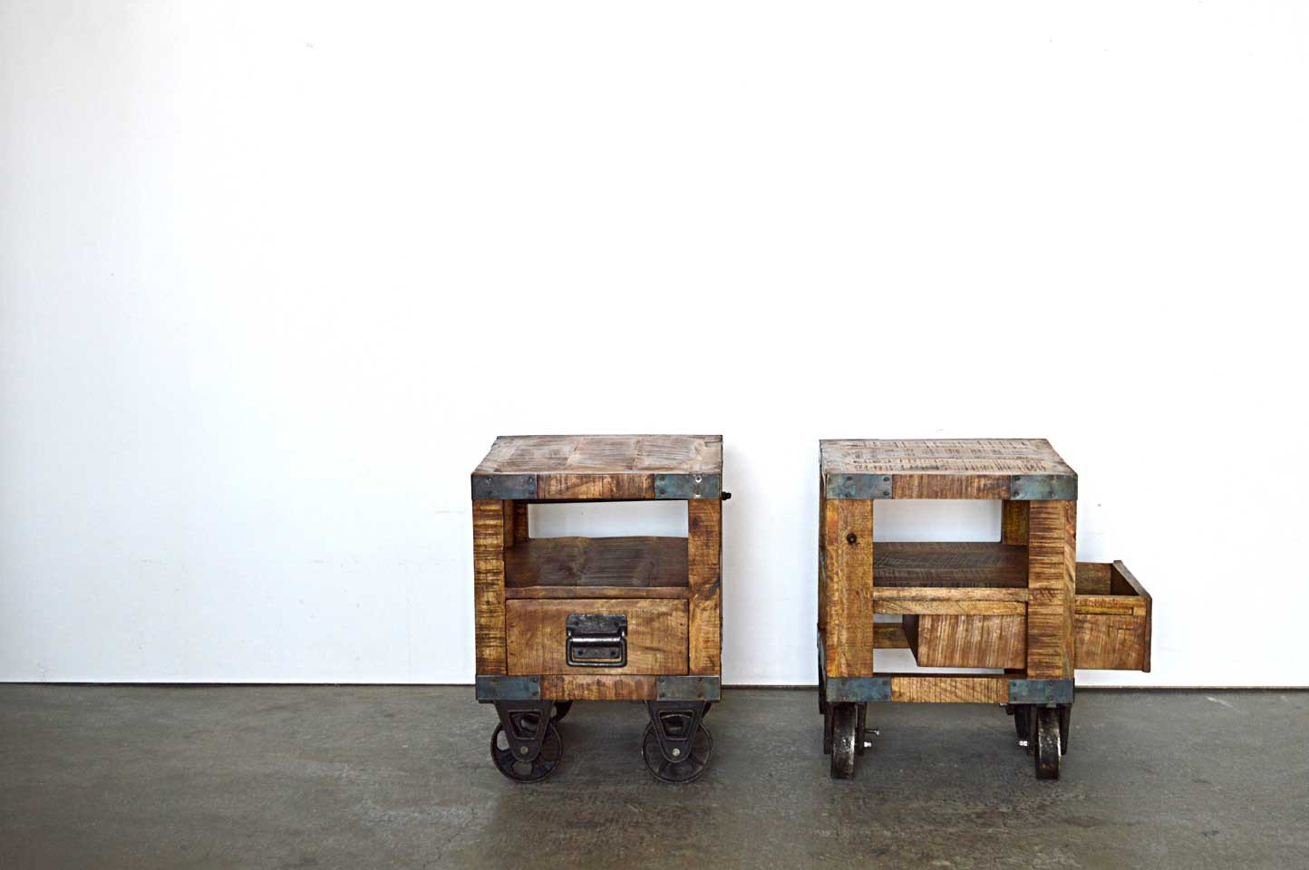 comodini legno massello di mango con ruote mobili indiani online letto country legno grezzo 