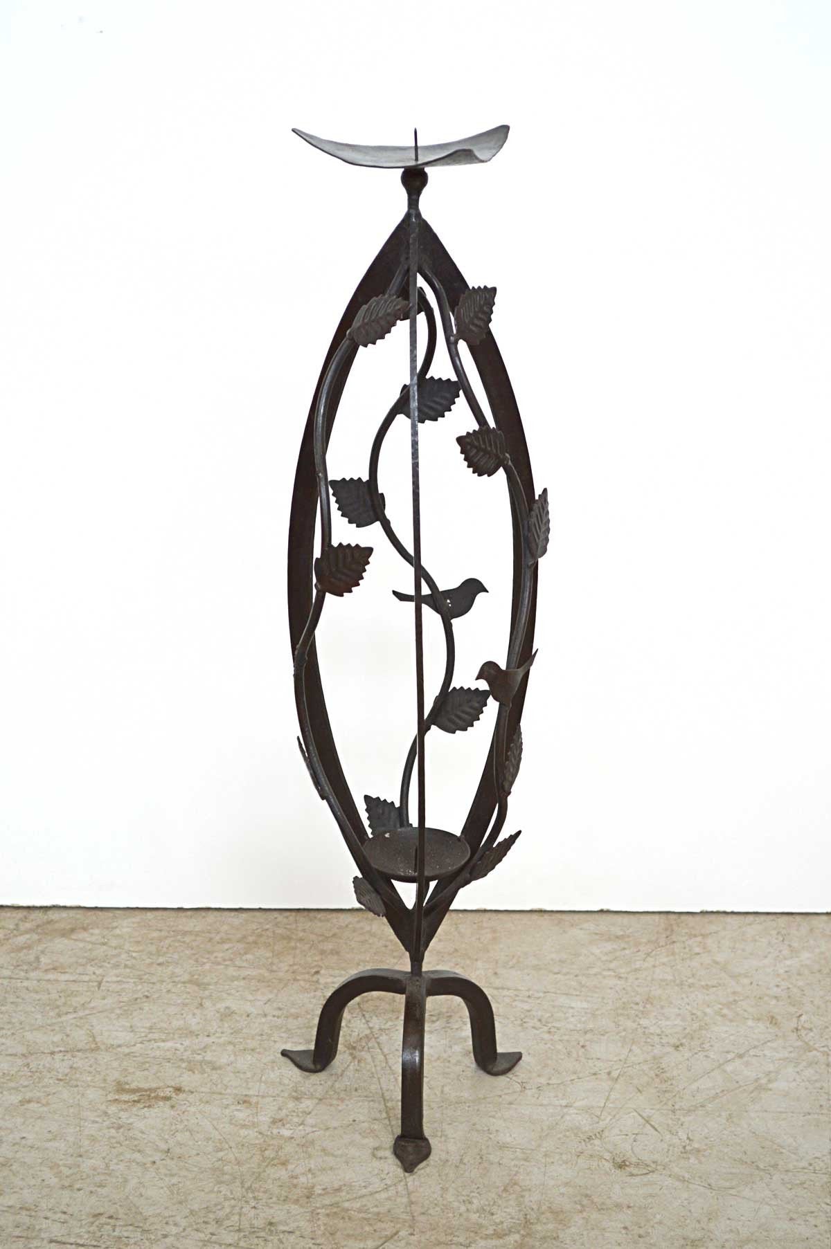 candelabro in ferro battuto con foglie 