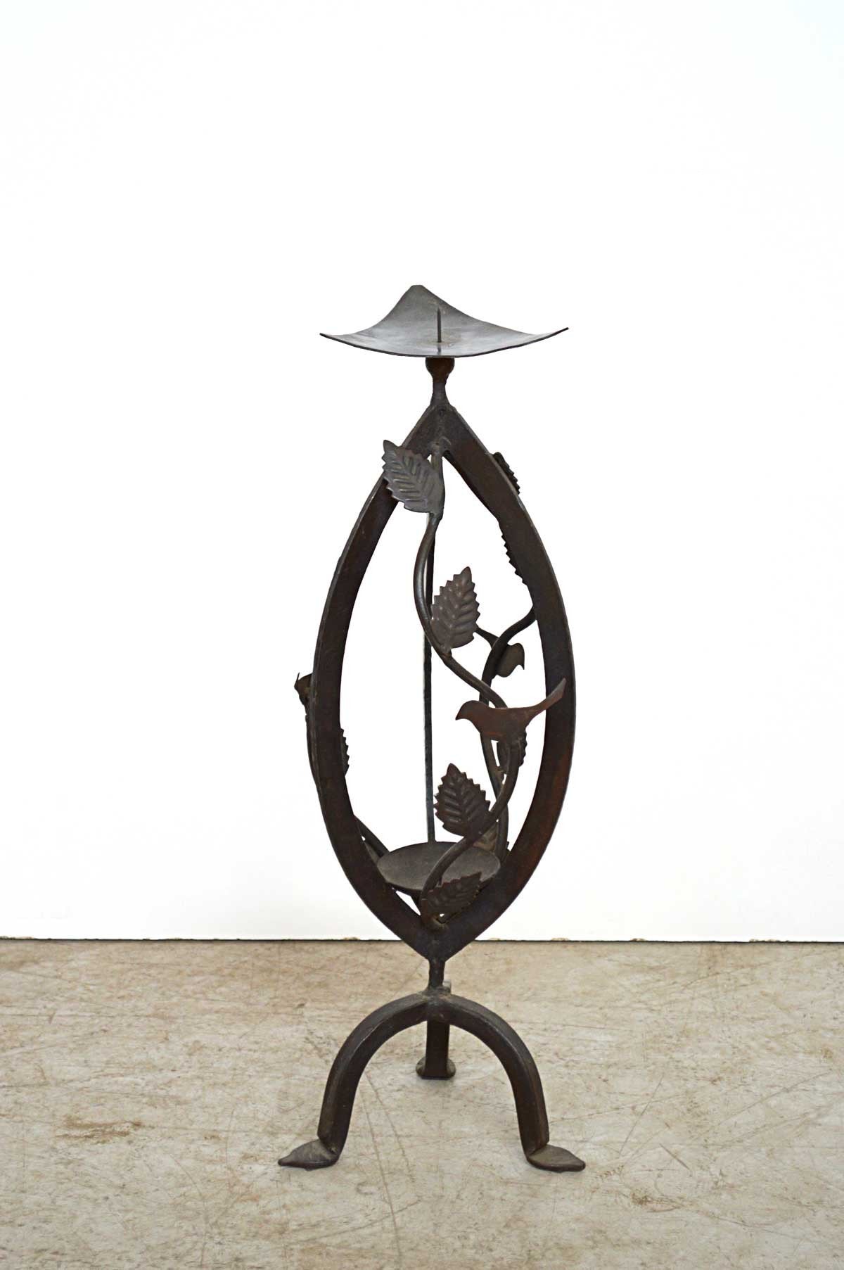 candelabro in ferro battuto con foglie 