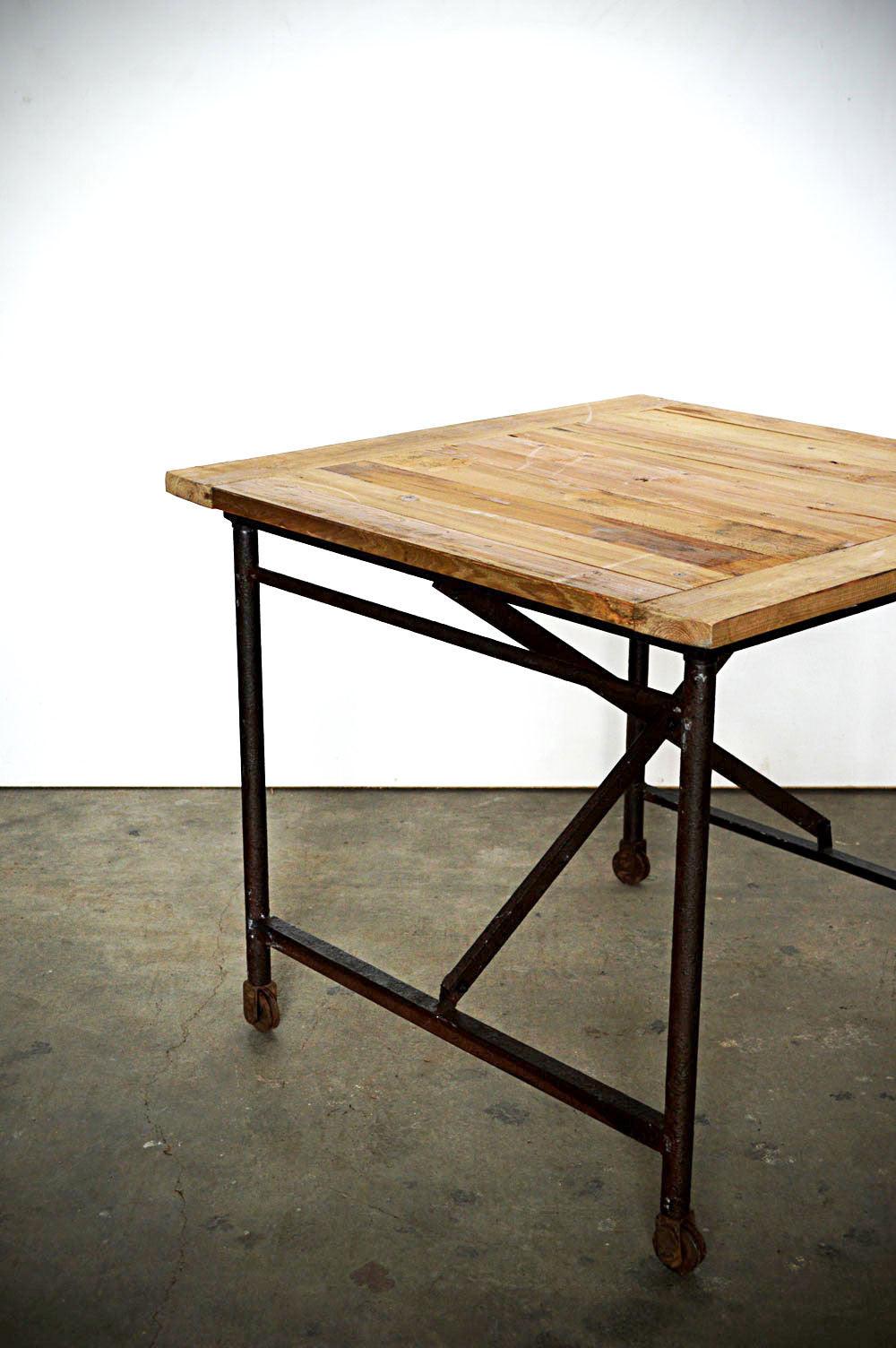 Tavolo Quadrato Industrial con ruote con Piano in Abete Riciclato -EA.T.015.90- - lapagoda.net