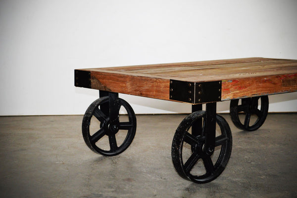 tavolino industrial con ruote in fusione in legno riciclato mobili etnici vintage industrial online 