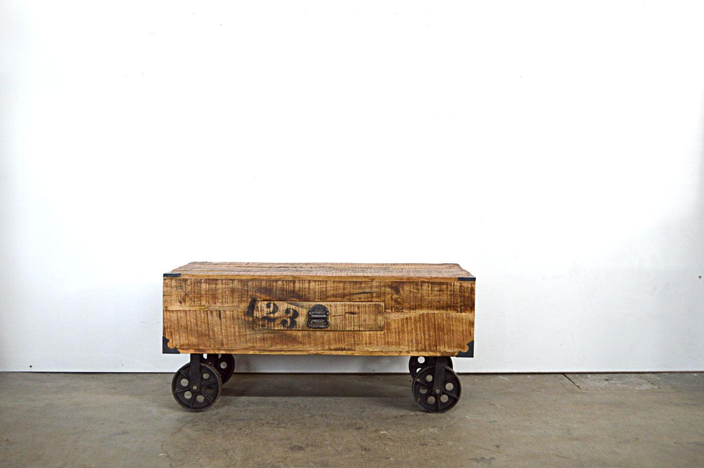 tavolino industrial con ruote in fusione in legno riciclato mobili etnici vintage industrial online 