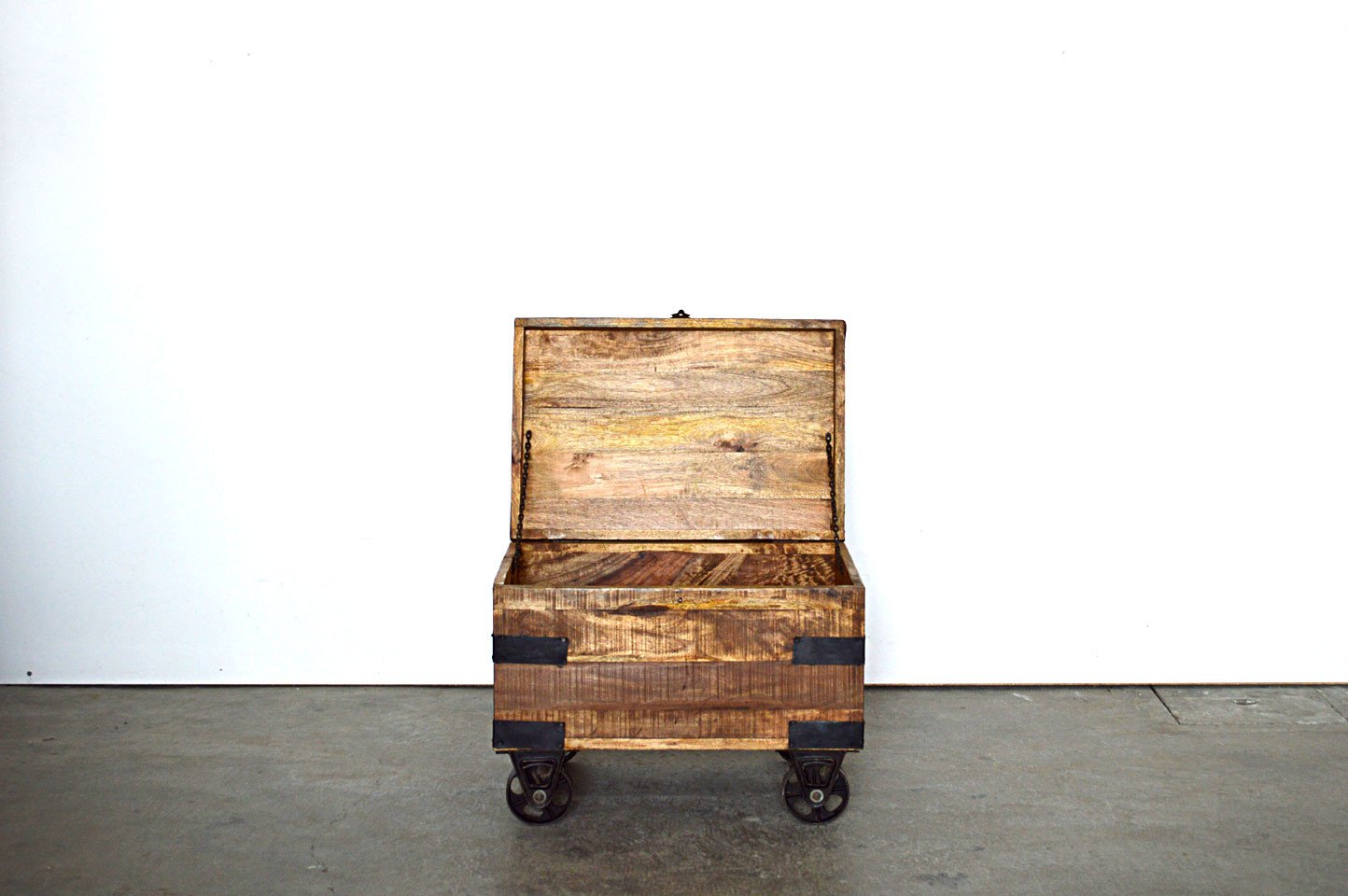 Baule vintage in legno di mango legno massello con ruote in ferro battuto mobili india 