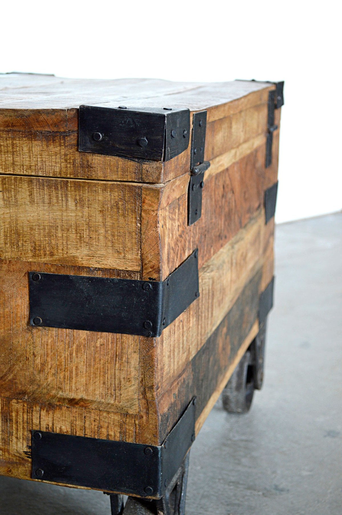 Baule vintage in legno di mango legno massello con ruote in ferro battuto mobili india
