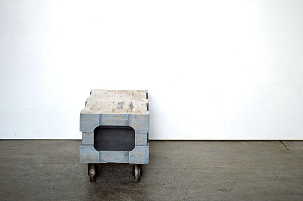 tavolino industrial con ruote in fusione in legno riciclato mobili etnici vintage industrial online 