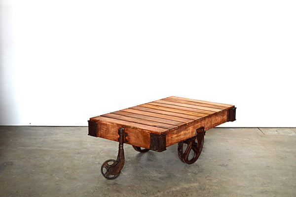 tavolino industrial con ruote in fusione in legno riciclato mobili etnici vintage industrial online 