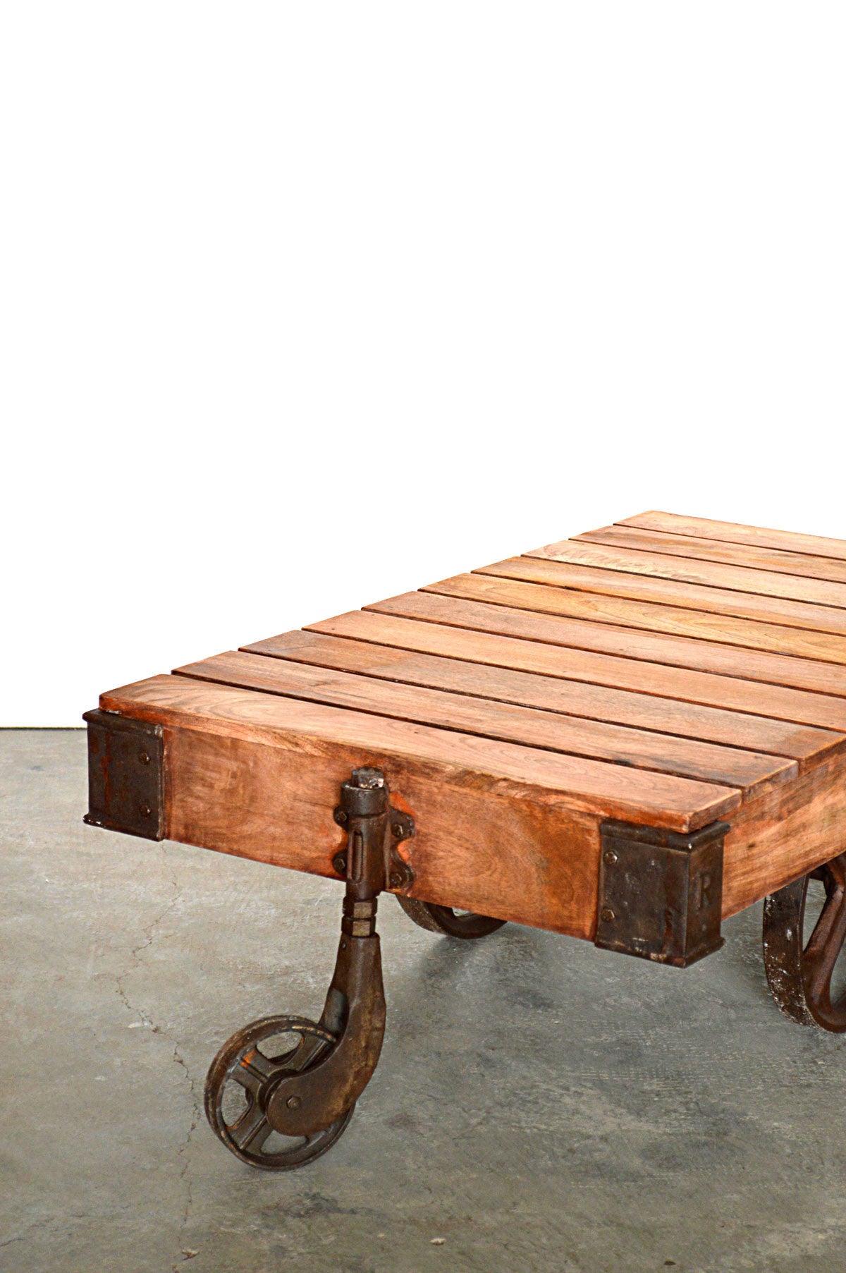 tavolino industrial con ruote in fusione in legno riciclato mobili etnici vintage industrial online 