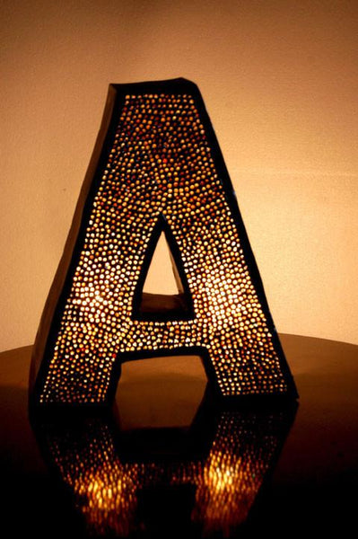 Lampada A Alphabet in Aluminio lavorato con inserti in vetro colorato -A LAMP- - lapagoda.net