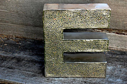 Lampada R Alphabet in Aluminio lavorato con inserti in vetro colorato -R LAMP- - lapagoda.net