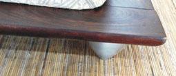 Letto etnico matrimoniale con fusioni di alluminio in legno massello con doghe in legno finitura scura FP.975 - lapagoda.net