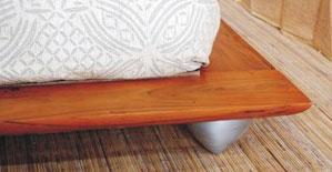 Letto etnico matrimoniale con fusioni di alluminio in legno massello con doghe in legno finitura naturale FP.975 - lapagoda.net
