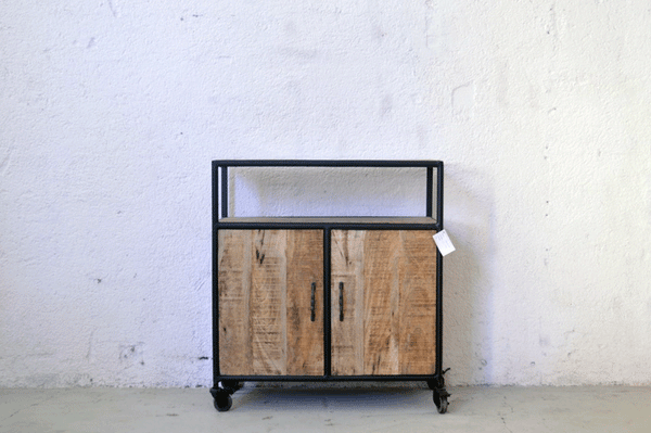 credenza industrial 2 ante e ripiano su ruote in gomma direzionali con fermo legno massello e ferro battuto mobili artigianali d'importazione