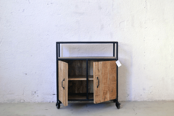 credenza industrial 2 ante e ripiano su ruote in gomma direzionali con fermo