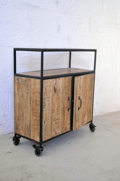 credenza industrial 2 ante e ripiano su ruote in gomma direzionali con fermo legno massello e ferro battuto