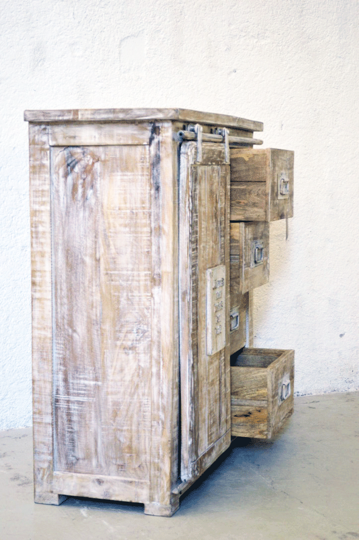 credenza cassettiera 4 cassetti in legno massello decapato shabby con placca in fusione e maniglie in ferro battuto anta scorrevole