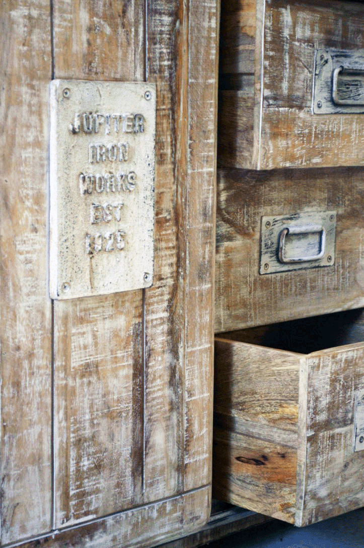 cassettiera credenza in legno massello vintage shabby decapato con maniglie e in ferro battuto e placca decorativa in fusione