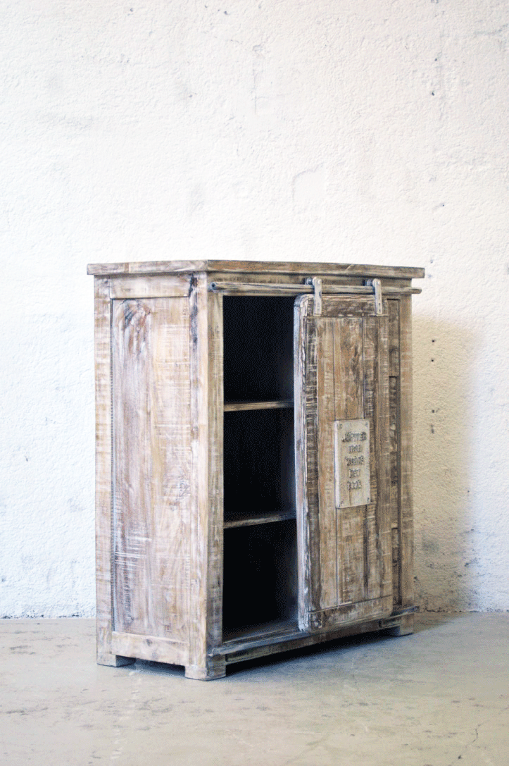 cassettiera vintage shabby con ante scorrevole maniglie in ferro battuto e placca decorativa in fusione