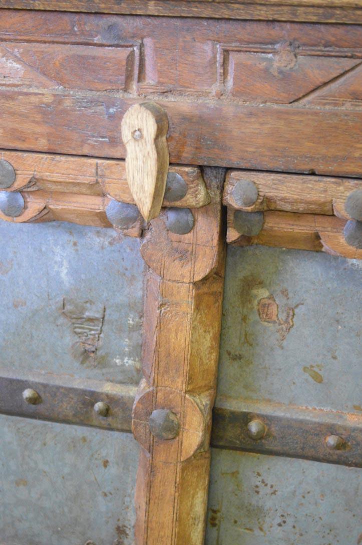Armadio etnico indiano porte vecchie in teak e palissandro con borchie metallo ottone 2 ante - lapagoda.net