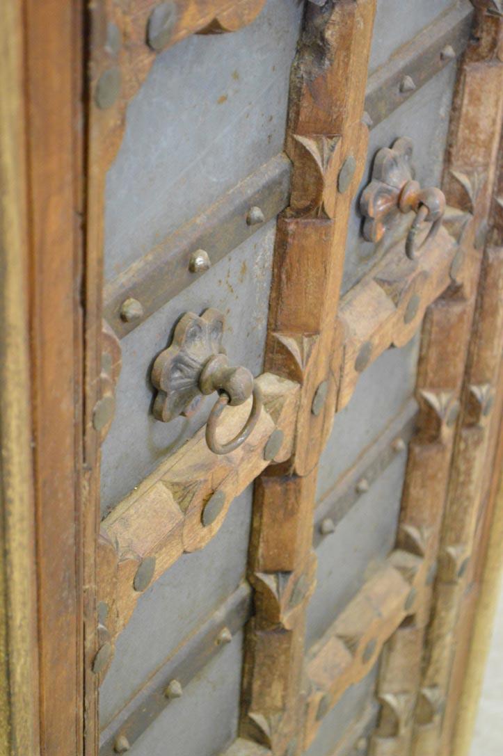 Armadio etnico indiano porte vecchie in teak e palissandro con borchie metallo ottone 2 ante - lapagoda.net