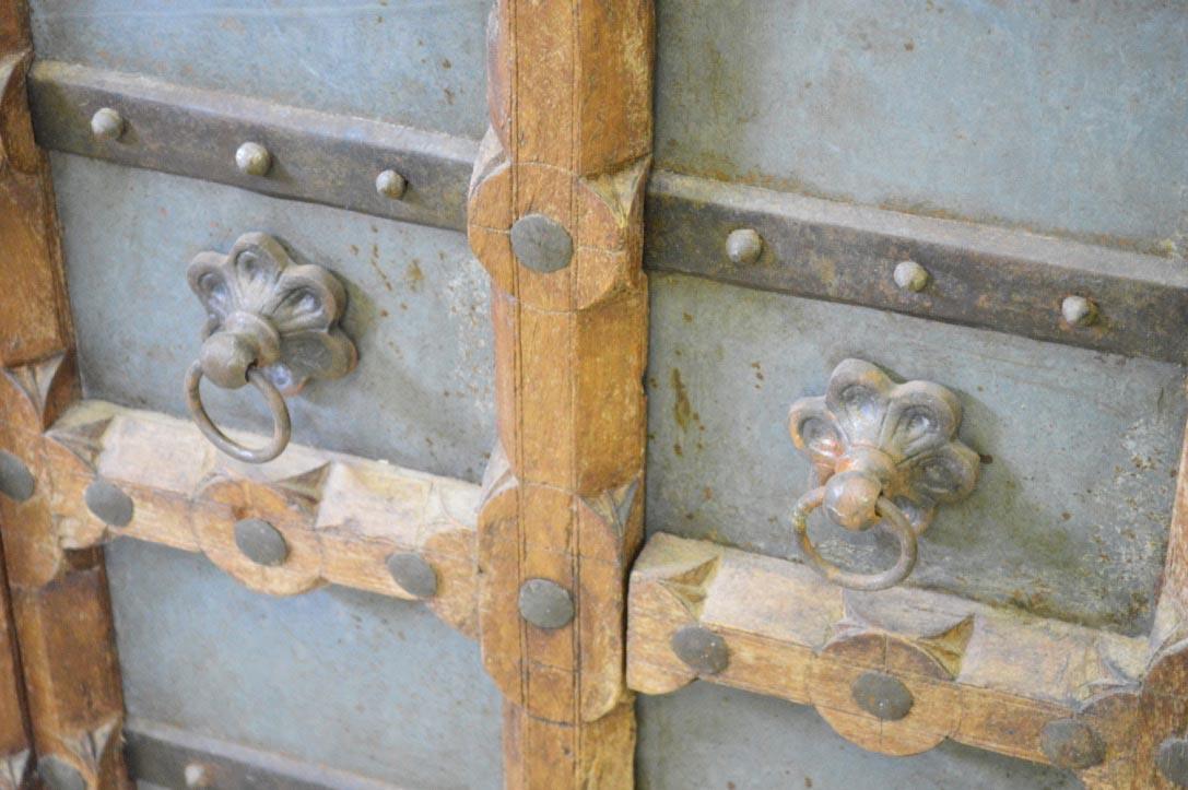 Armadio etnico indiano porte vecchie in teak e palissandro con borchie metallo ottone 2 ante - lapagoda.net