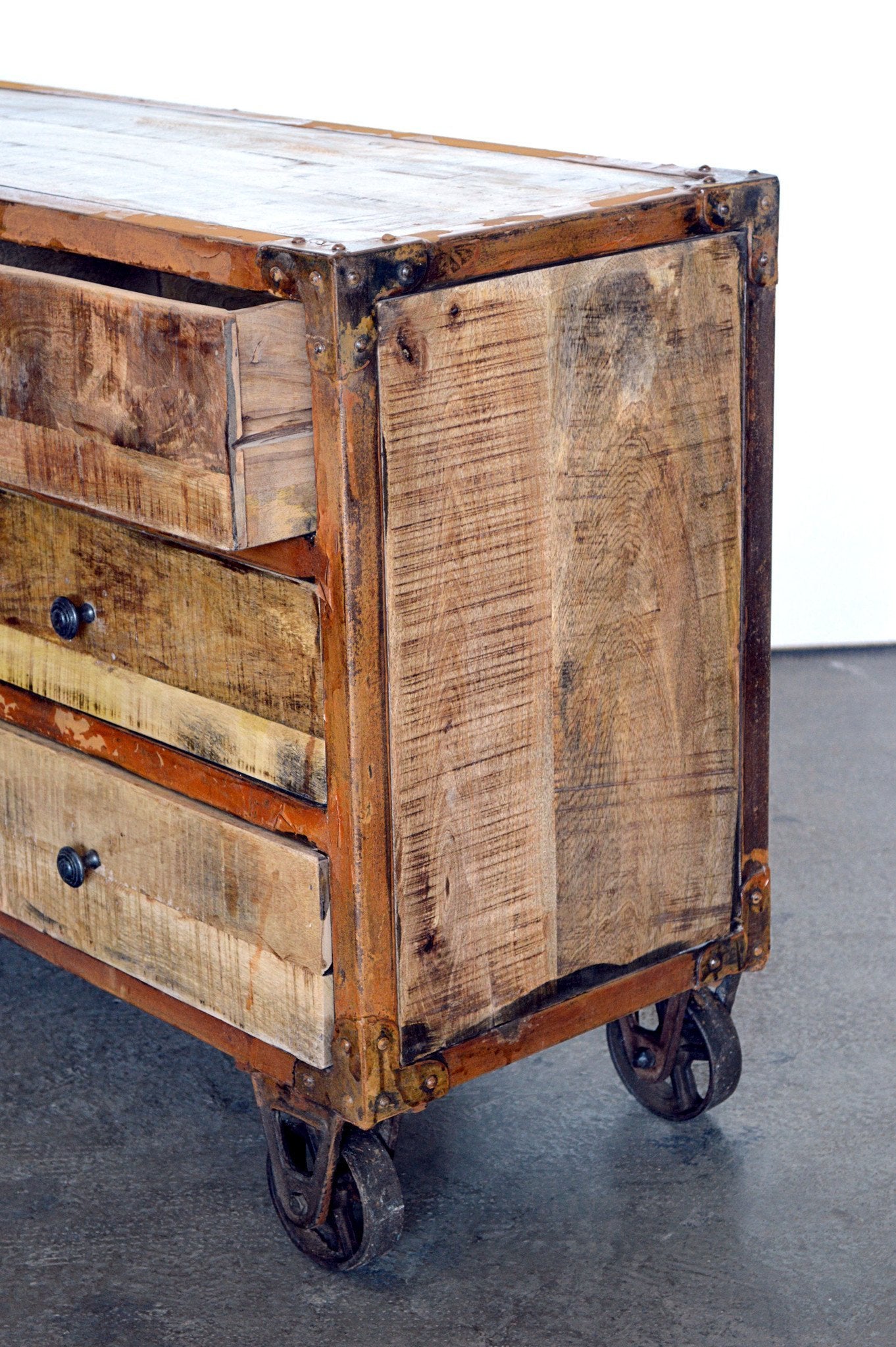 cassettiera in legno di mango vintage country con gambe in ferro retro legno massello 