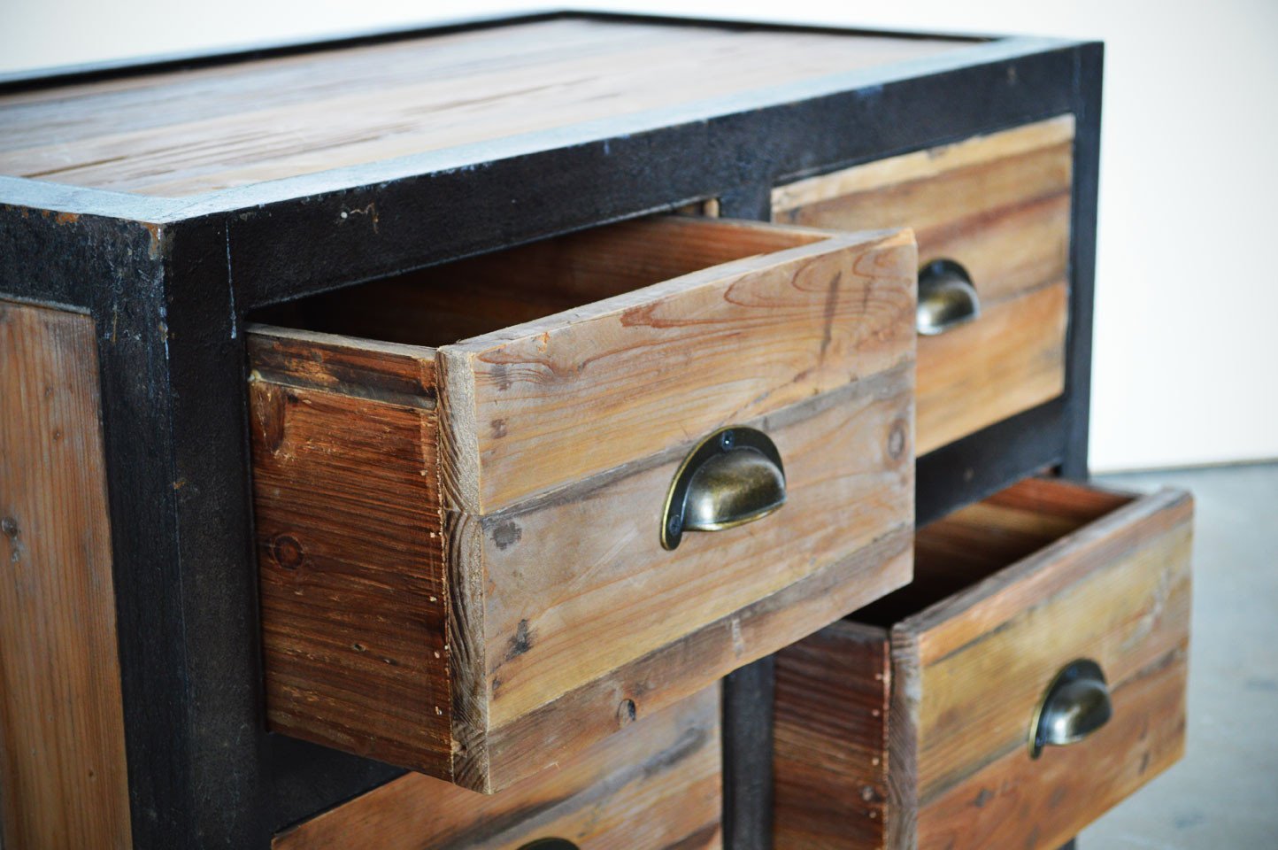 cassettiera industrial in legno di abete riciclato vintage country con gambe e struttura in ferro retro design mobili etnici online  