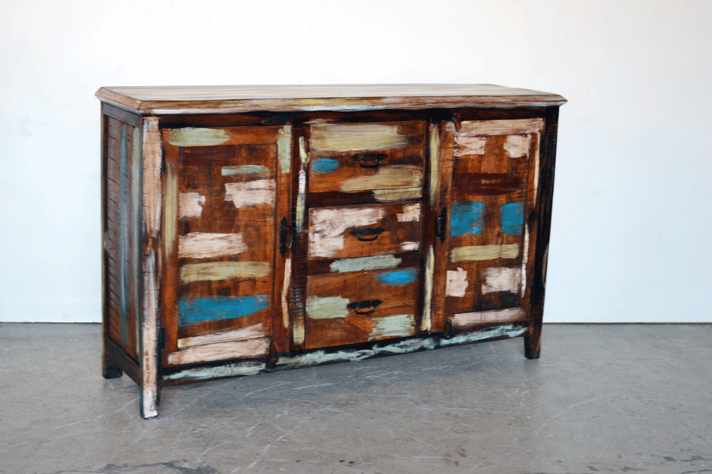 Credenza in legno massello di Mango riciclato con finitura multicolore e maniglie in ferro battuto