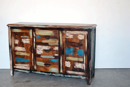 Credenza in legno massello di Mango riciclato con finitura multicolore e maniglie in ferro battuto