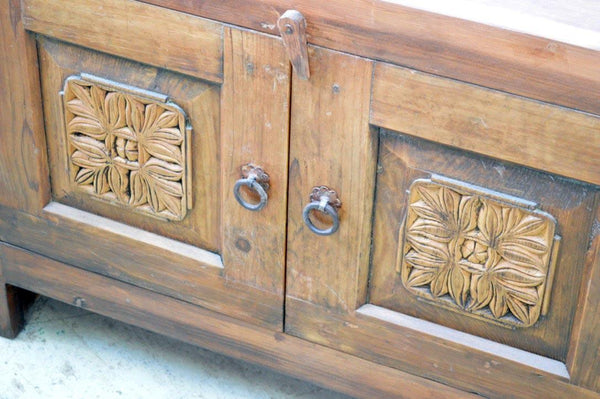 Vecchia credenza afghana in legno massello di cedro intarsiato