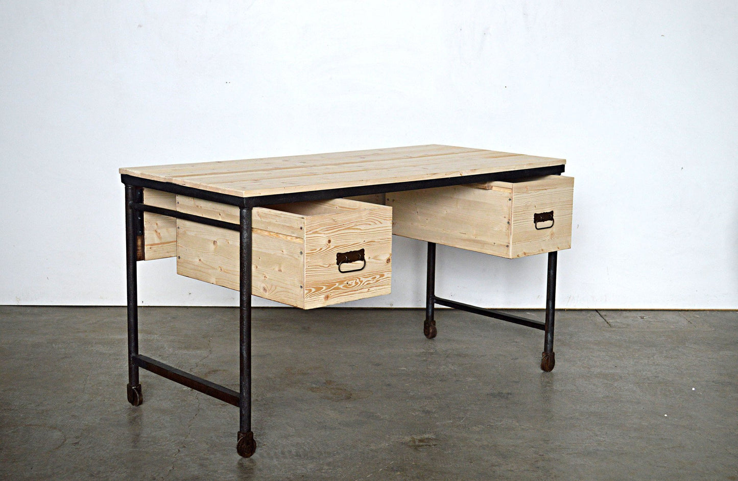 scrivania stile industriale vintage online con 2 cassetti  in legno massello e ferro 