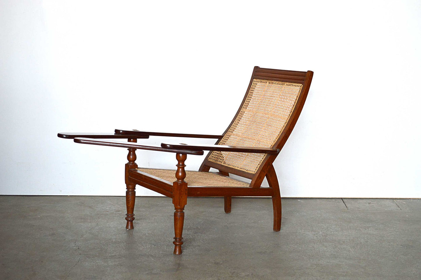 mobili indiani online mobili coloniali online sedia Chaise Longue coloniale con seduta in paglia e poggiapiedi reclinabili  