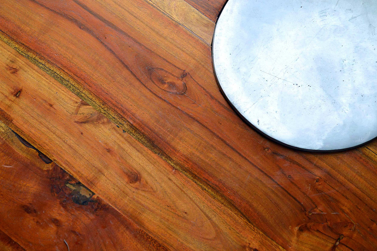 tavolo basso rotondo da caffe in acacia mobili indiani online legno massello con piatto alluminio