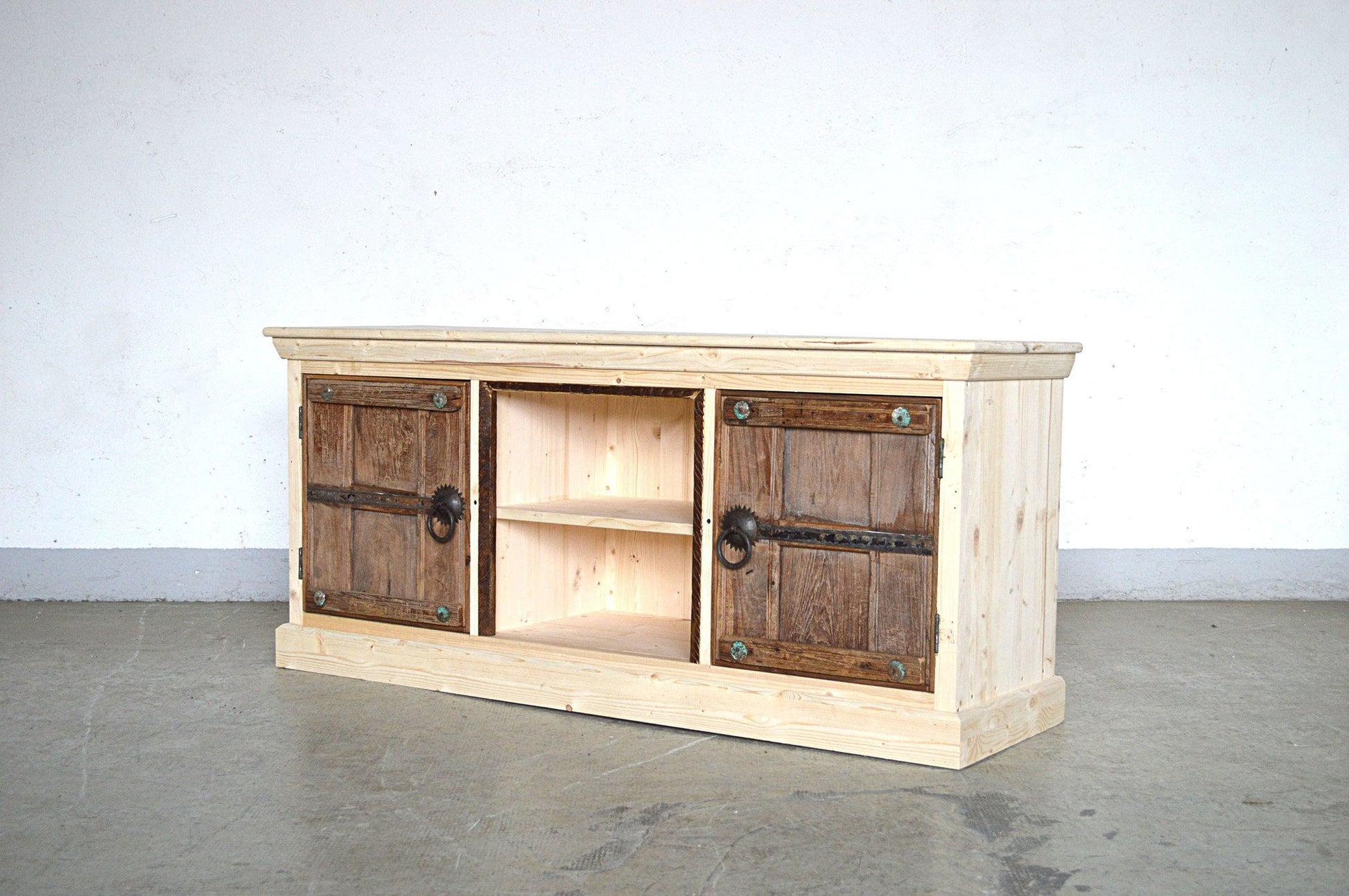Credenza porta TV alto con finestre Vintage e scocca in Legno massello - 2 ante -L2A- - lapagoda.net