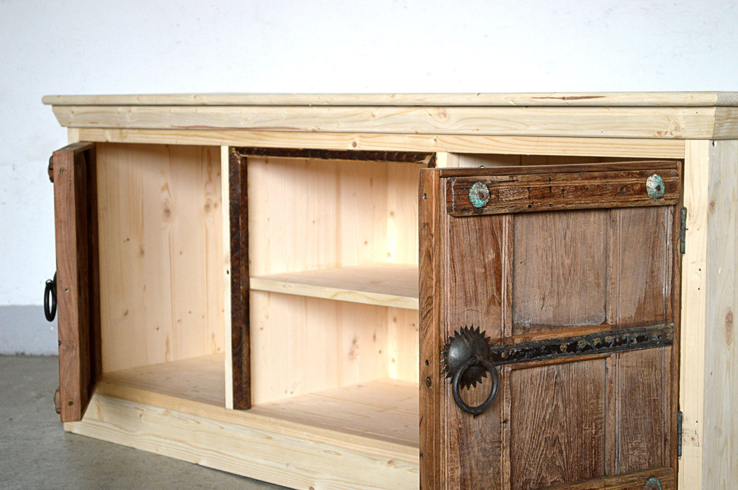 Credenza porta TV alto con finestre Vintage e scocca in Legno massello - 2 ante -L2A- - lapagoda.net