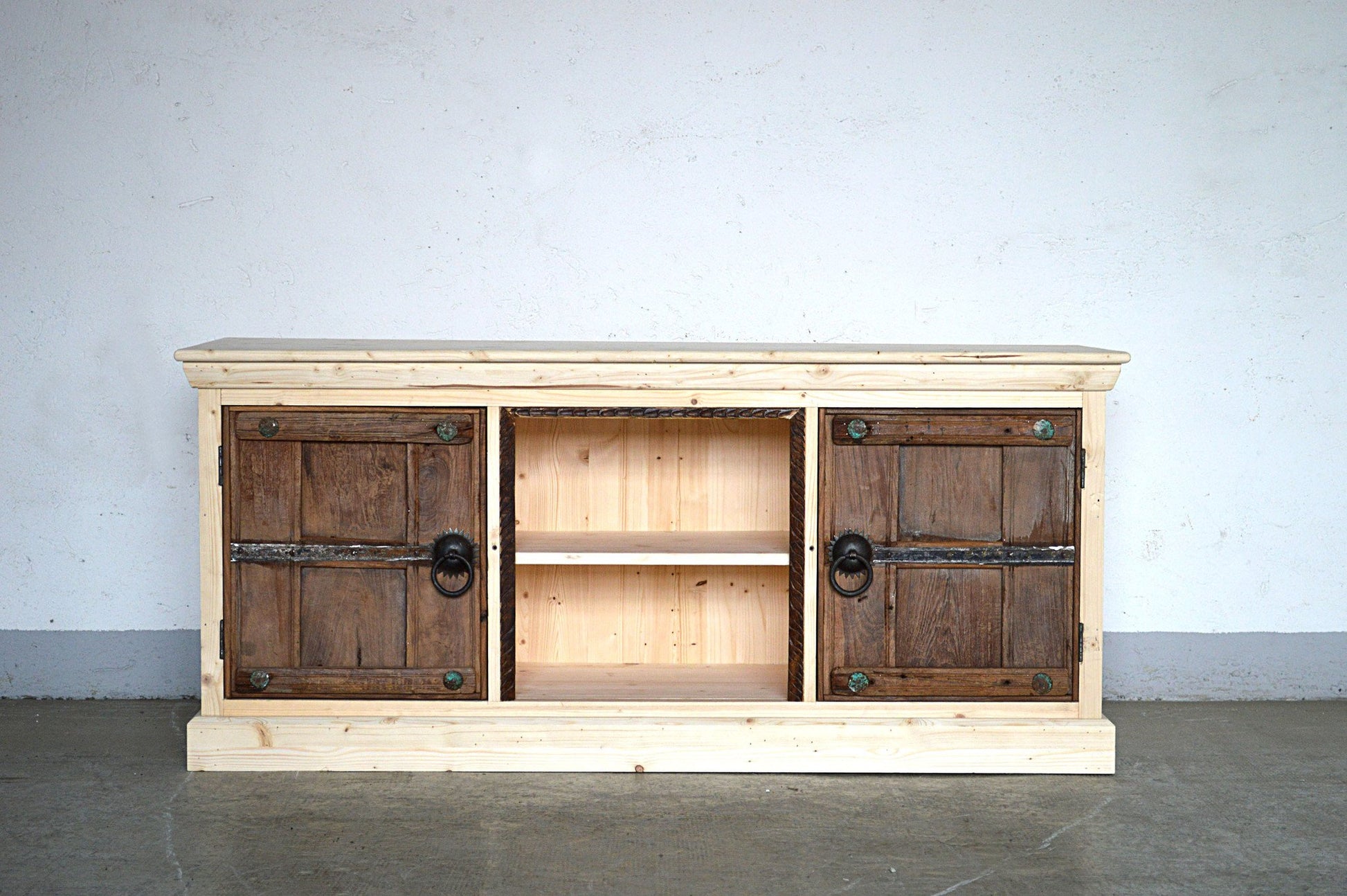 Credenza porta TV alto con finestre Vintage e scocca in Legno massello - 2 ante -L2A- - lapagoda.net