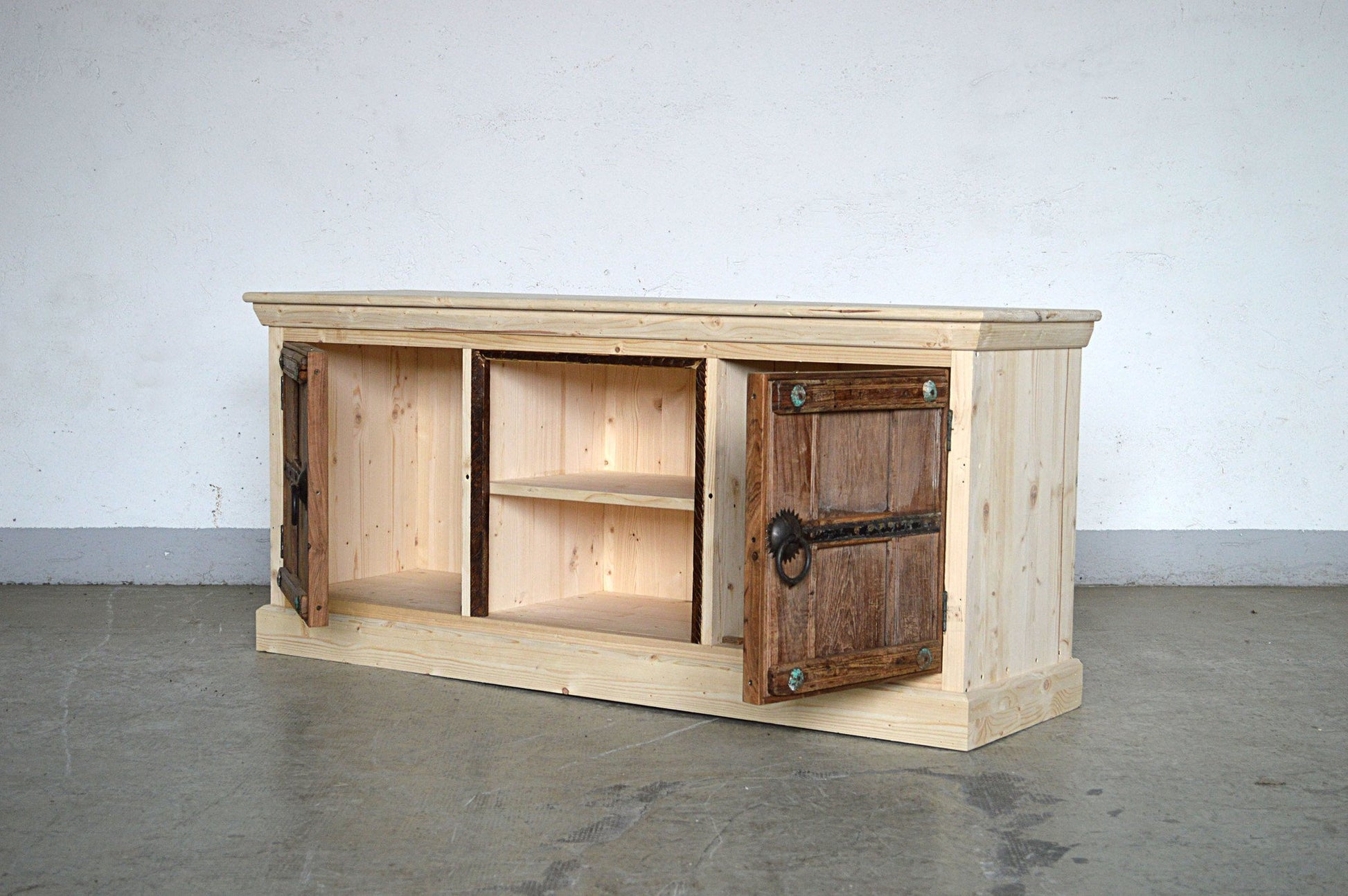 Credenza porta TV alto con finestre Vintage e scocca in Legno massello - 2 ante -L2A- - lapagoda.net