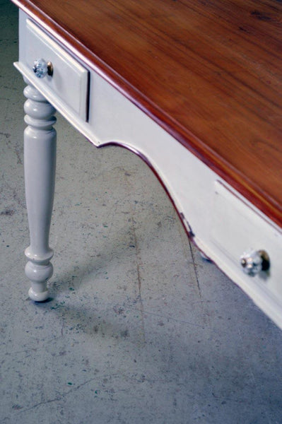 Scrittorio coloniale in legno massello di teak gamba a cipolla shabby-chic